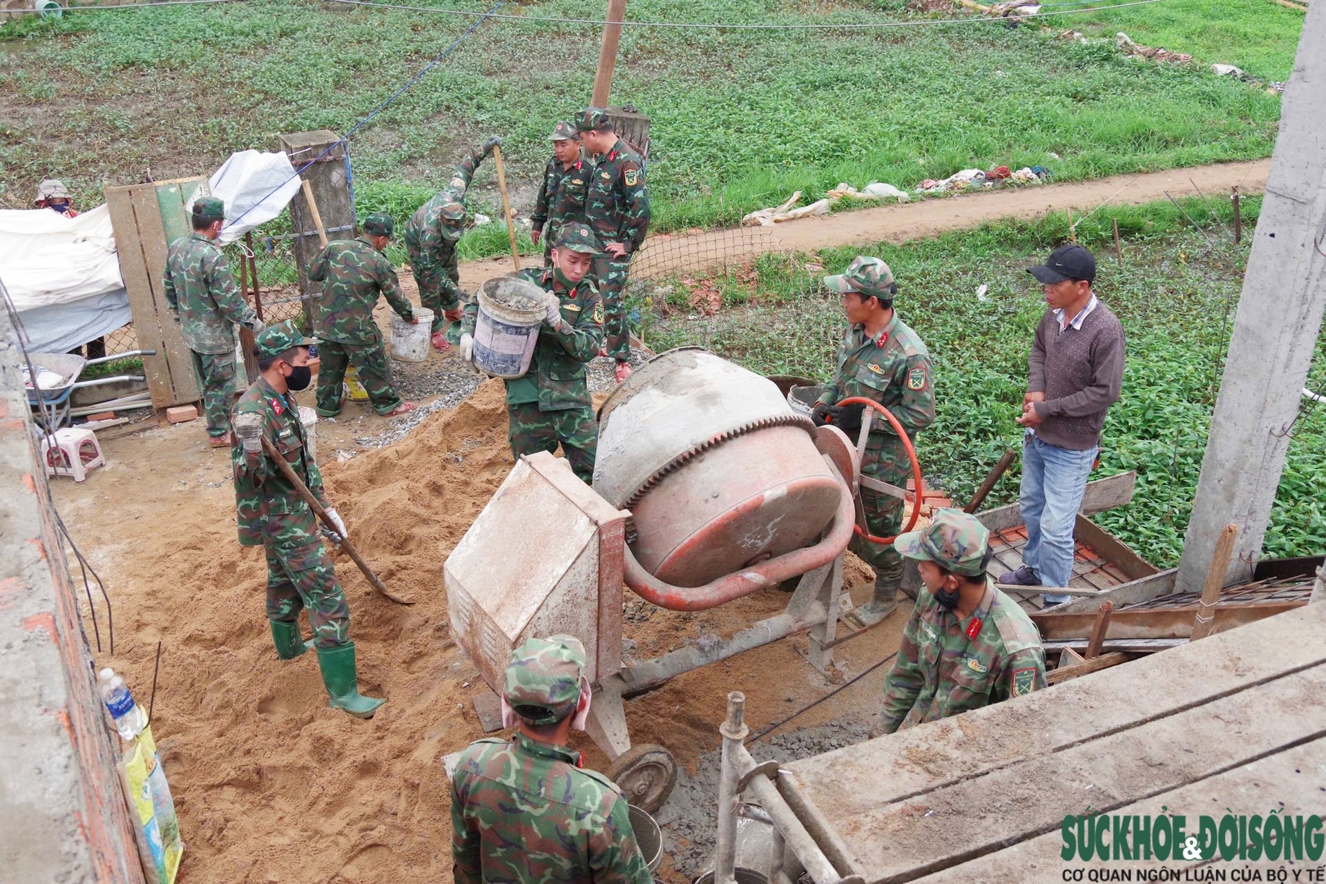 Từ đống hoang tàn sau lũ đến ngôi nhà mới vững chãi tình quân dân- Ảnh 3.