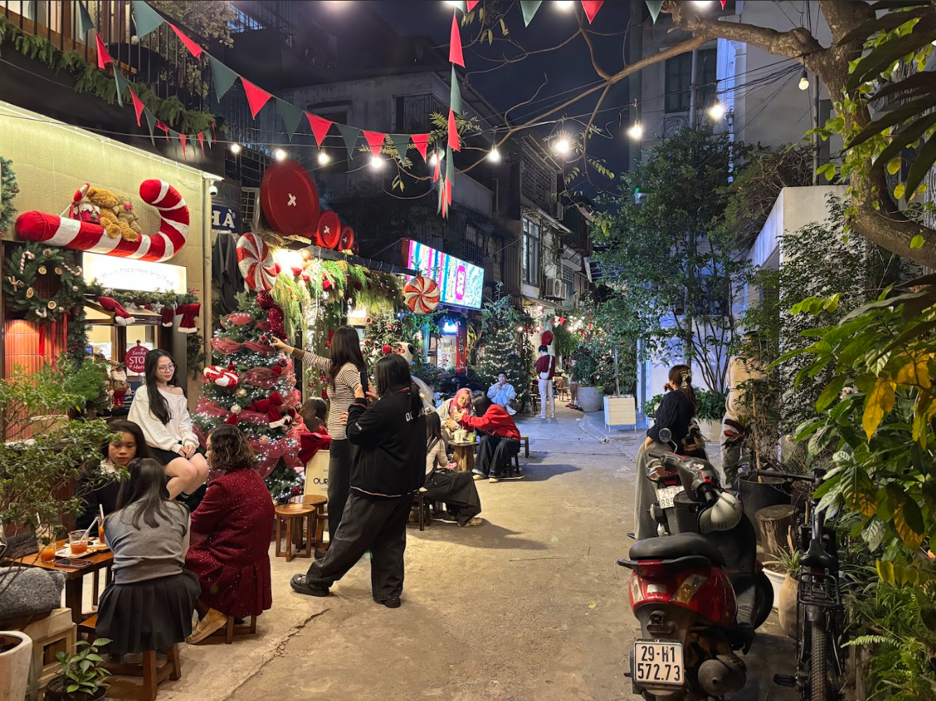 Hà Nội khoác 'áo mới', không khí Giáng sinh 2025 rộn ràng trên từng góc phố- Ảnh 1.