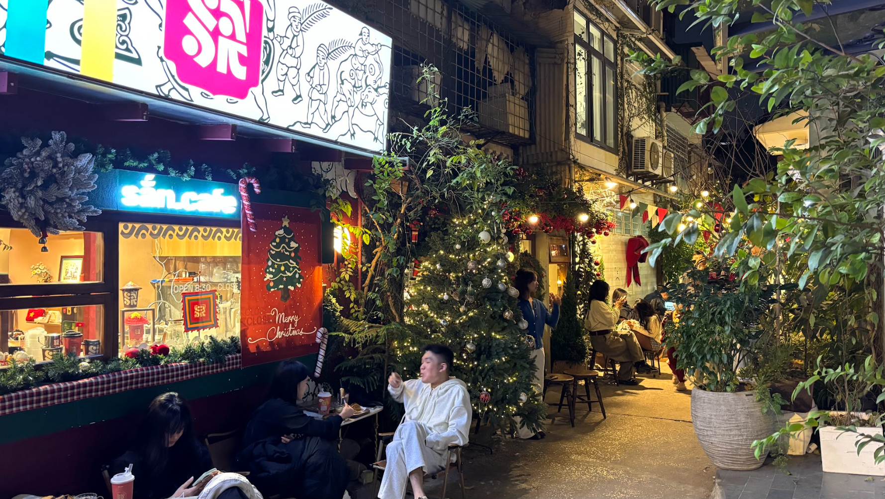 Hà Nội khoác 'áo mới', không khí Giáng sinh 2025 rộn ràng trên từng góc phố- Ảnh 2.