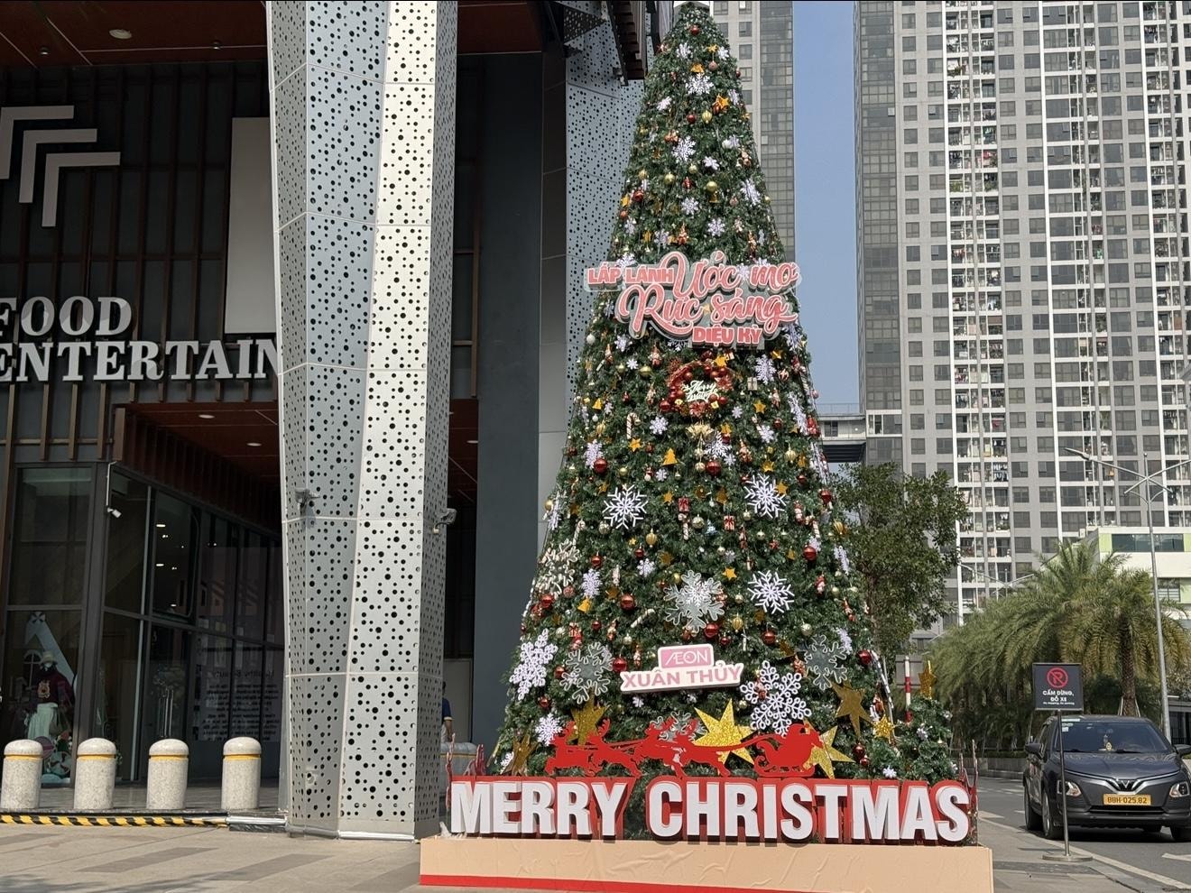 Hà Nội khoác 'áo mới', không khí Giáng sinh 2025 rộn ràng trên từng góc phố- Ảnh 3.