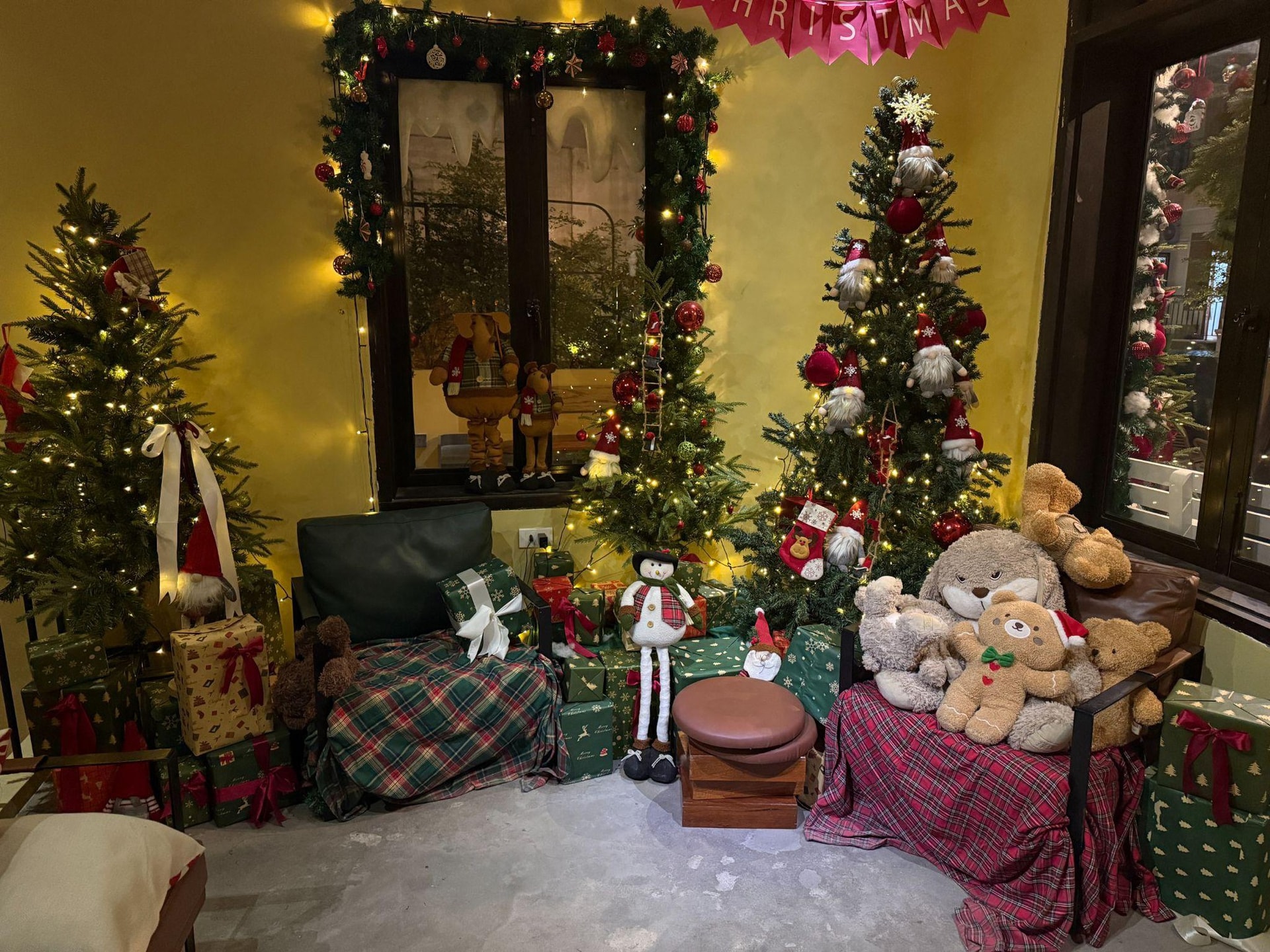 Hà Nội khoác 'áo mới', không khí Giáng sinh 2025 rộn ràng trên từng góc phố- Ảnh 5.