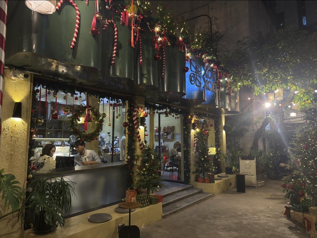 Hà Nội khoác 'áo mới', không khí Giáng sinh 2025 rộn ràng trên từng góc phố- Ảnh 6.