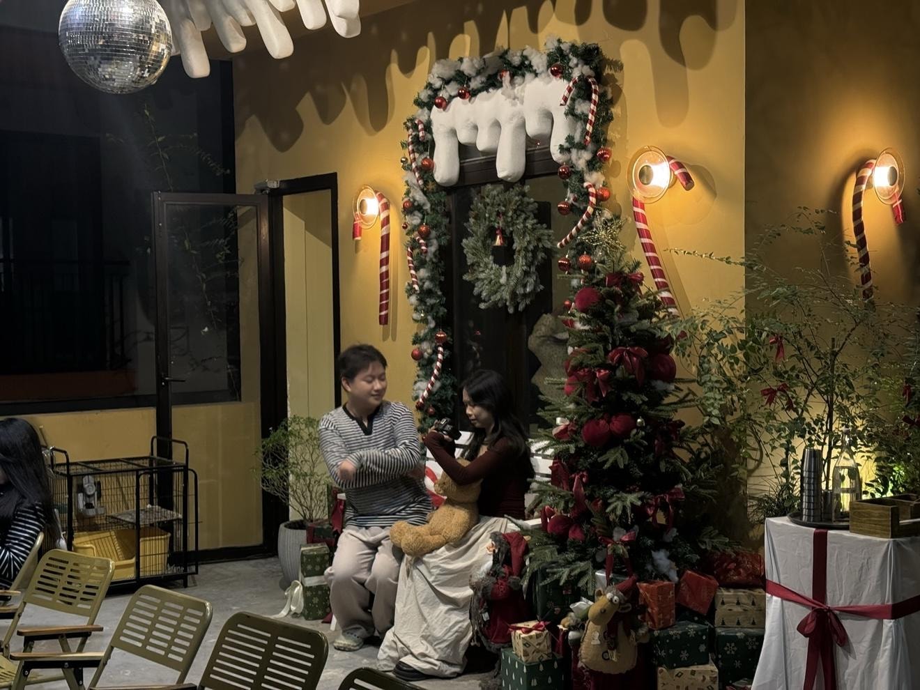 Hà Nội khoác 'áo mới', không khí Giáng sinh 2025 rộn ràng trên từng góc phố- Ảnh 7.