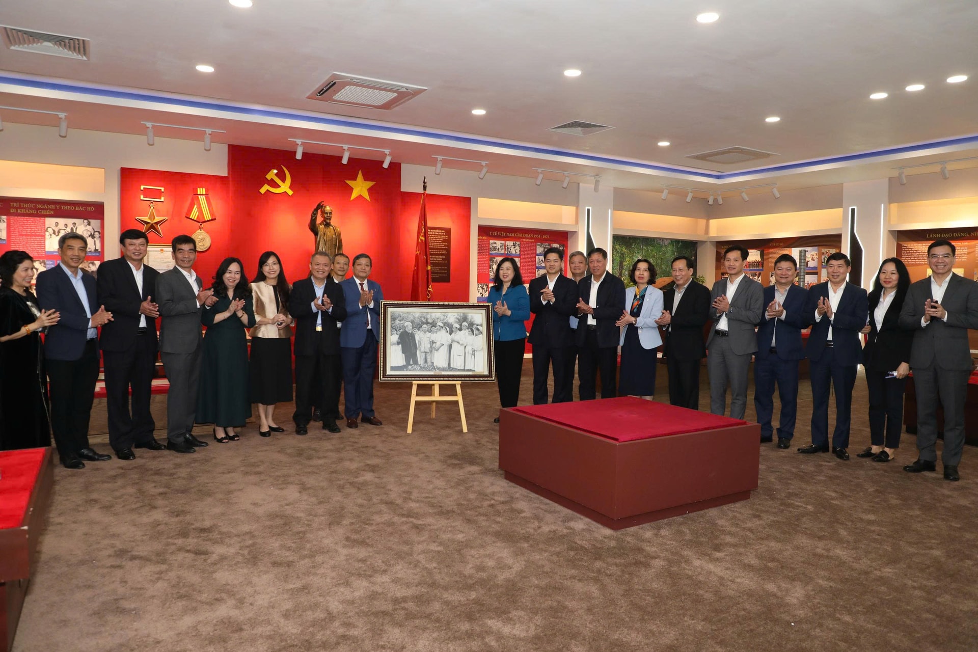 Bộ Y tế tiếp nhận bức ảnh tư liệu quý về Chủ tịch Hồ Chí Minh- Ảnh 1.