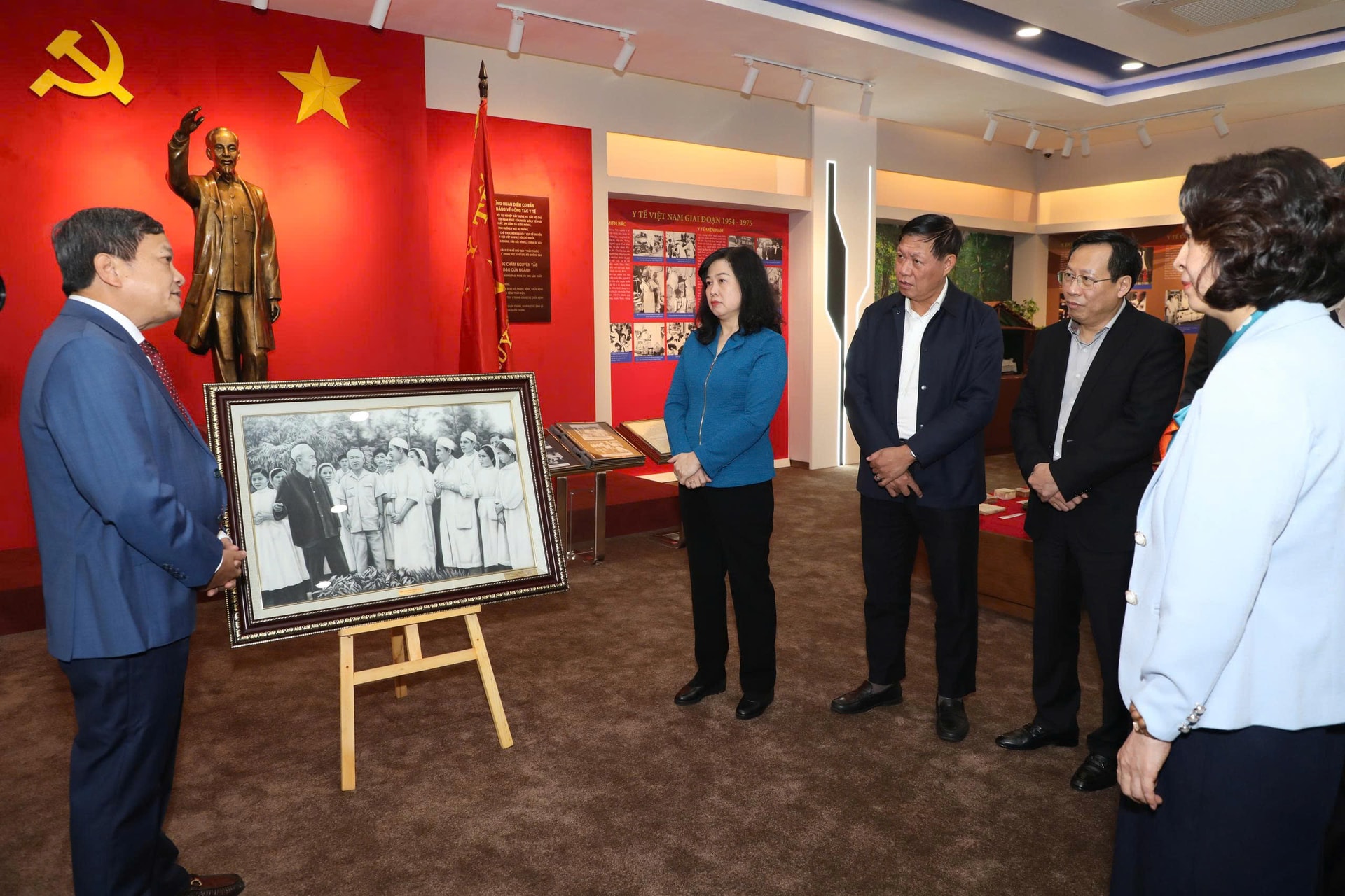 Bộ Y tế tiếp nhận bức ảnh tư liệu quý về Chủ tịch Hồ Chí Minh- Ảnh 2.