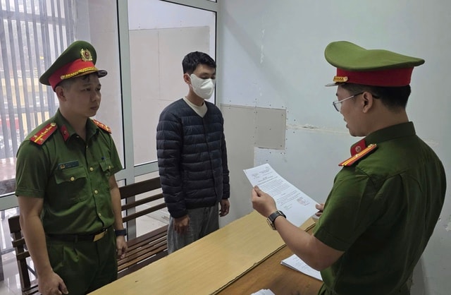 Mang 1.490 bao thuốc lá lậu lên ô tô, nam thanh niên bị khởi tố- Ảnh 1.