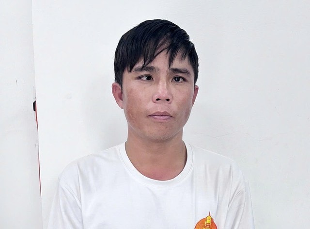 Bé gái cầm điện thoại 'hớ hênh', gã thanh niên lao vào cướp- Ảnh 1.