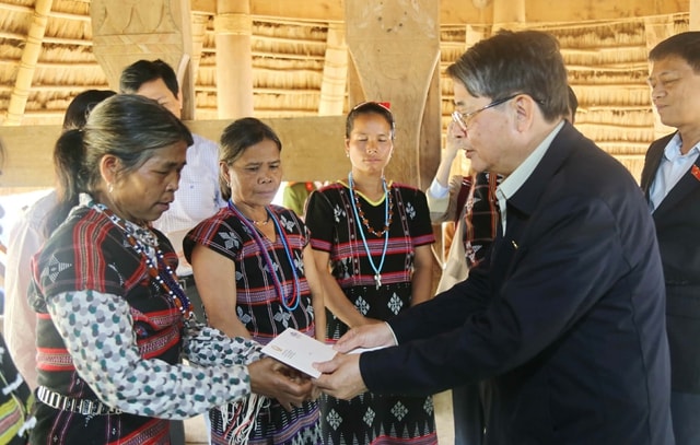 Phó Chủ tịch Quốc hội thăm, động viên gia đình nạn nhân vụ sạt lở ở Hùng Sơn- Ảnh 1.