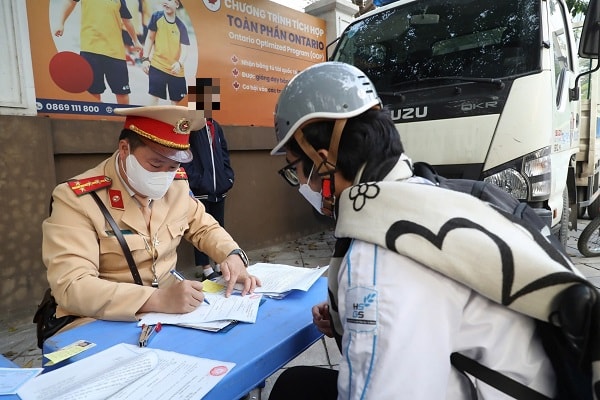 Hà Nội chuyển danh sách hơn 2.100 học sinh vi phạm giao thông, nhiều trường bị 'nêu tên' - Ảnh 1.