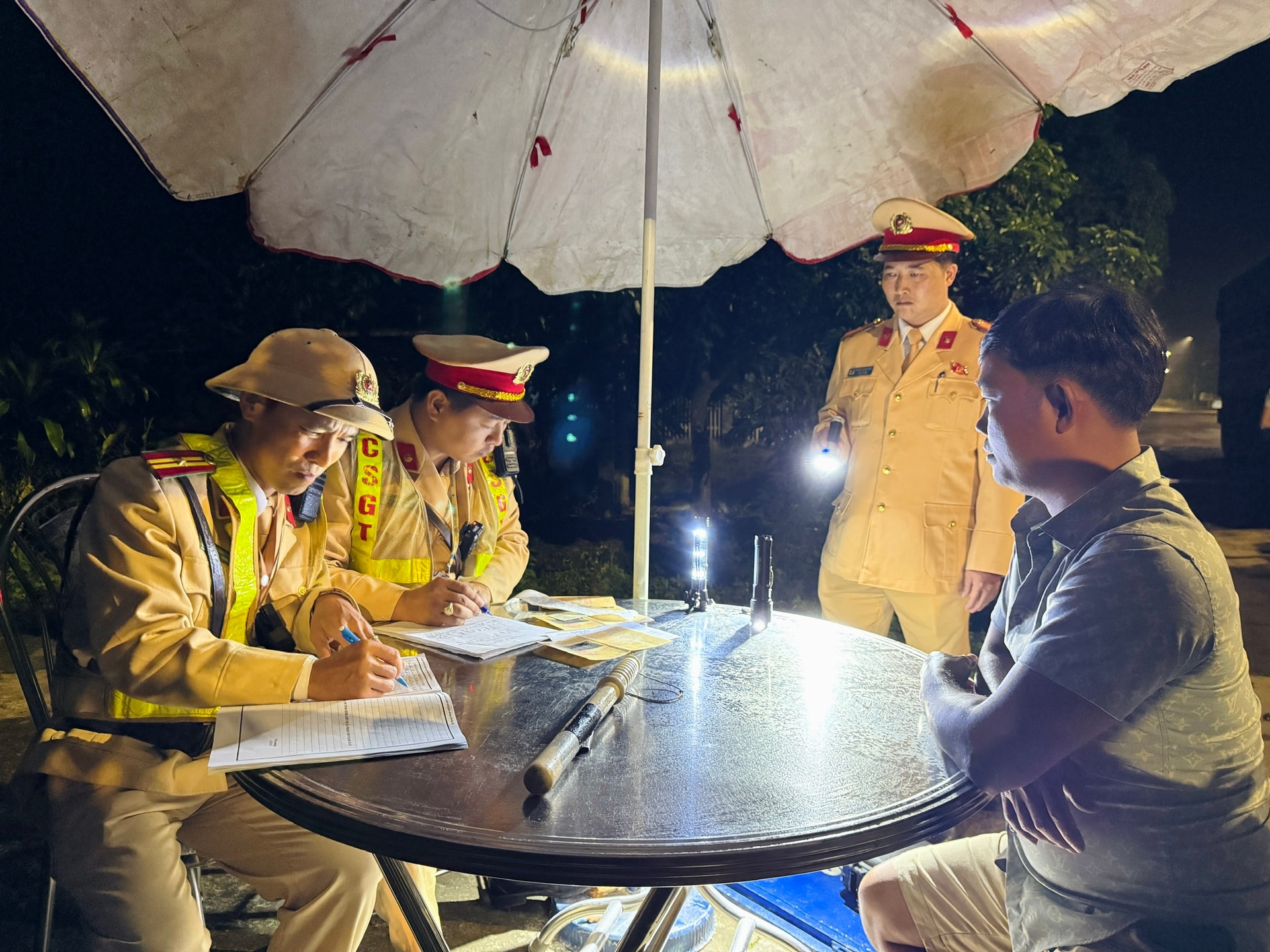 Huế xử lý hàng trăm trường hợp vi phạm nồng độ cồn, tốc độ- Ảnh 2. Huế xử lý hàng trăm trường hợp vi phạm nồng độ cồn, tốc độ- Ảnh 2.