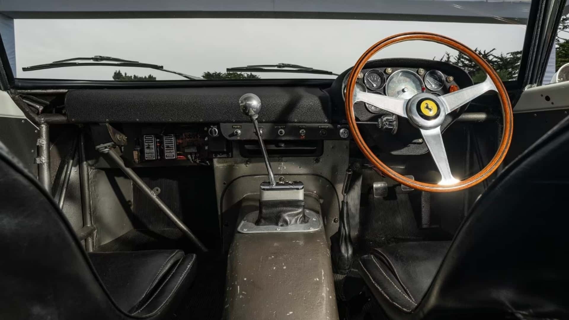 Nội thất của Ferrari 250 GTO. (Ảnh: Motor1)