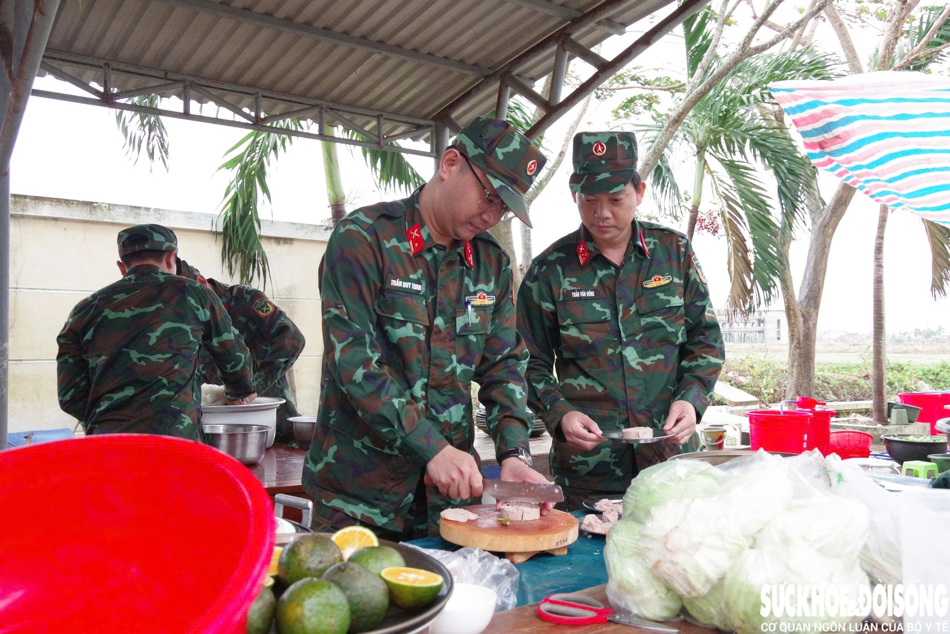 Những người tiếp sức thầm lặng phía sau những mái nhà đang hồi sinh- Ảnh 1. Những người tiếp sức thầm lặng phía sau những mái nhà đang hồi sinh- Ảnh 1.