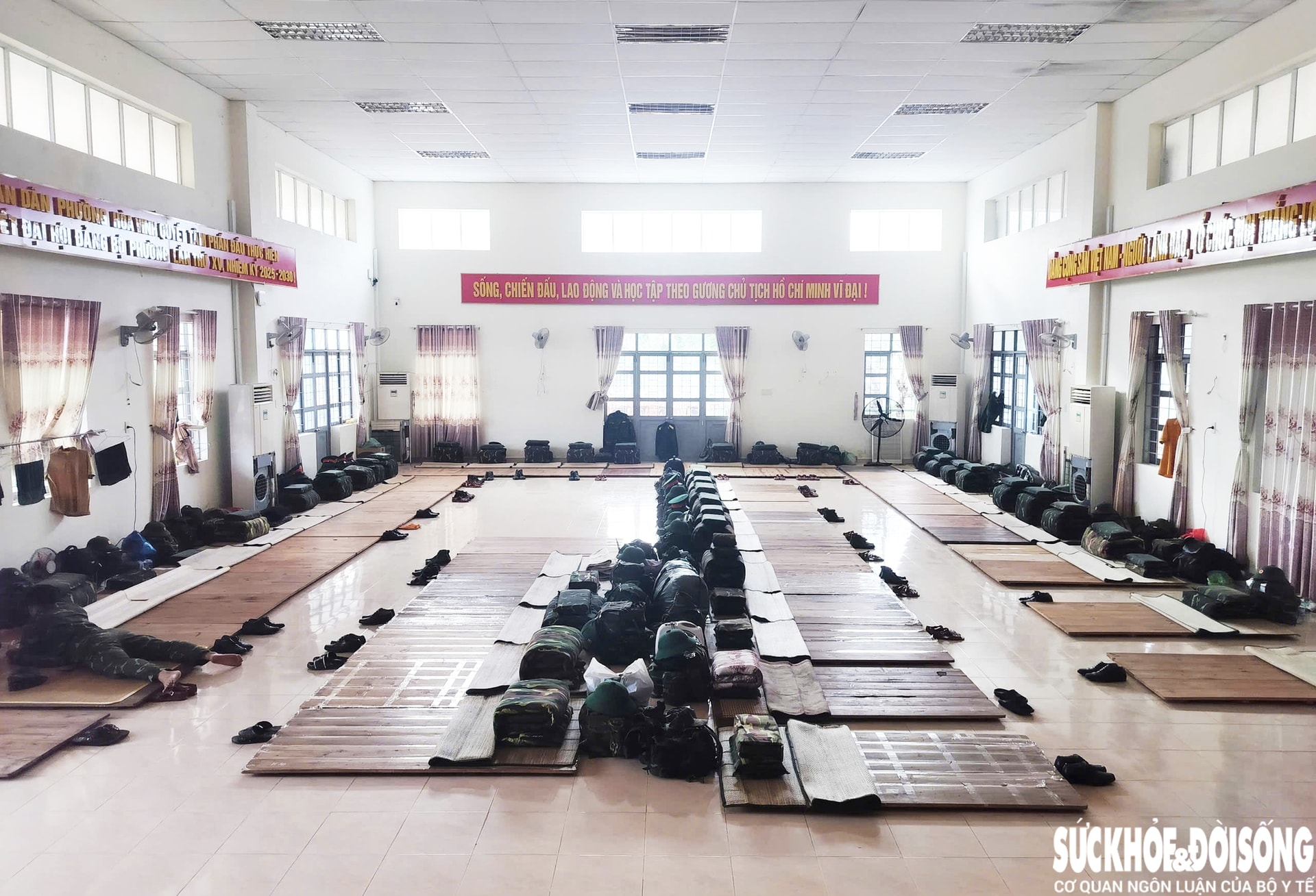 Những người tiếp sức thầm lặng phía sau những mái nhà đang hồi sinh- Ảnh 5. Những người tiếp sức thầm lặng phía sau những mái nhà đang hồi sinh- Ảnh 5.