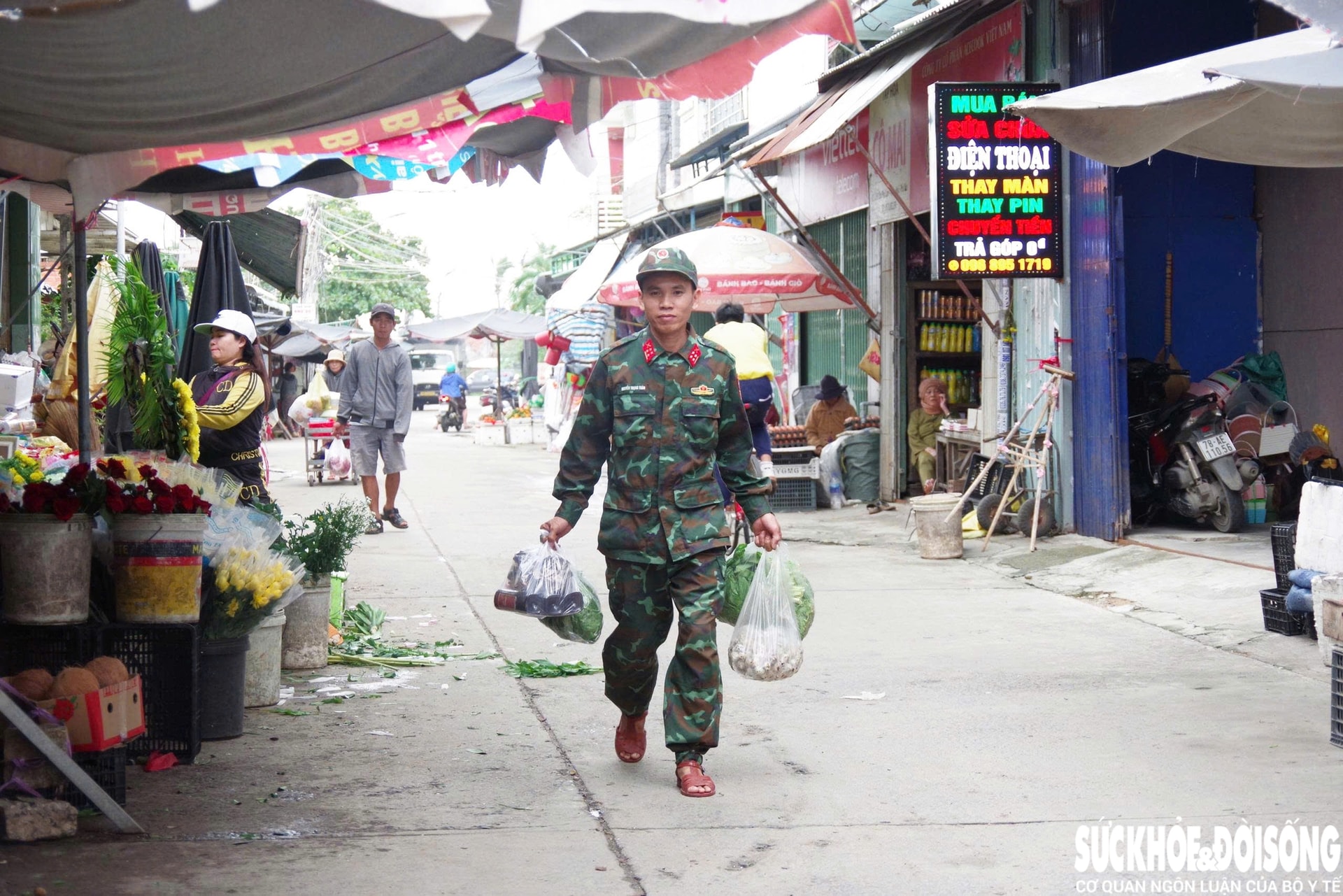 Những người tiếp sức thầm lặng phía sau những mái nhà đang hồi sinh- Ảnh 7. Những người tiếp sức thầm lặng phía sau những mái nhà đang hồi sinh- Ảnh 7.