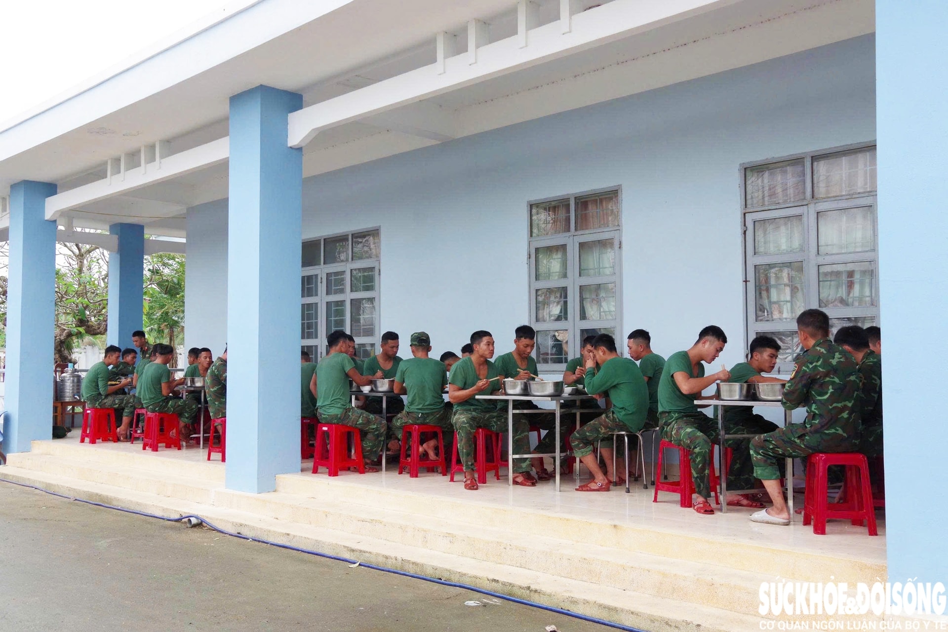 Những người tiếp sức thầm lặng phía sau những mái nhà đang hồi sinh- Ảnh 8. Những người tiếp sức thầm lặng phía sau những mái nhà đang hồi sinh- Ảnh 8.