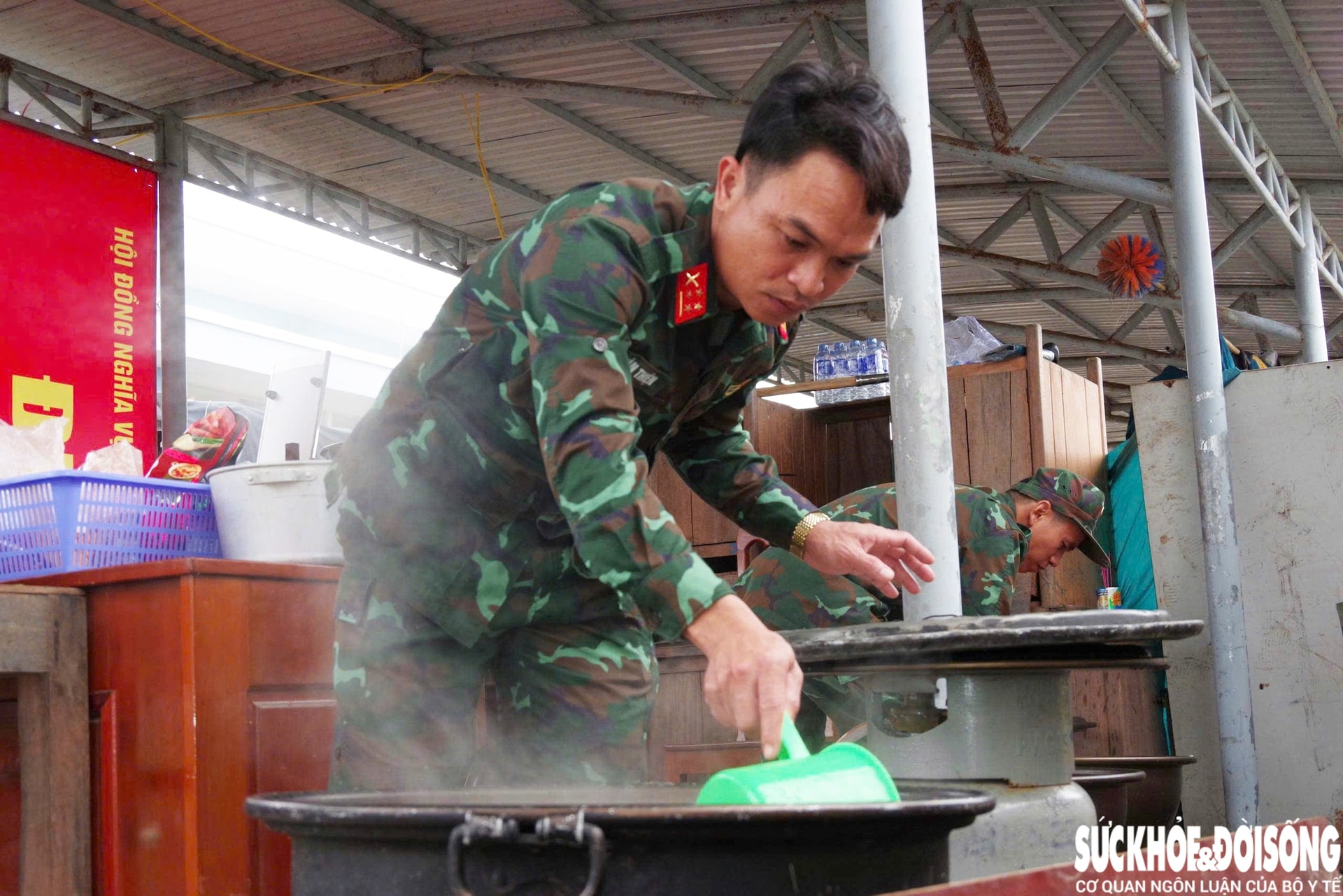 Những người tiếp sức thầm lặng phía sau những mái nhà đang hồi sinh- Ảnh 15. Những người tiếp sức thầm lặng phía sau những mái nhà đang hồi sinh- Ảnh 15.