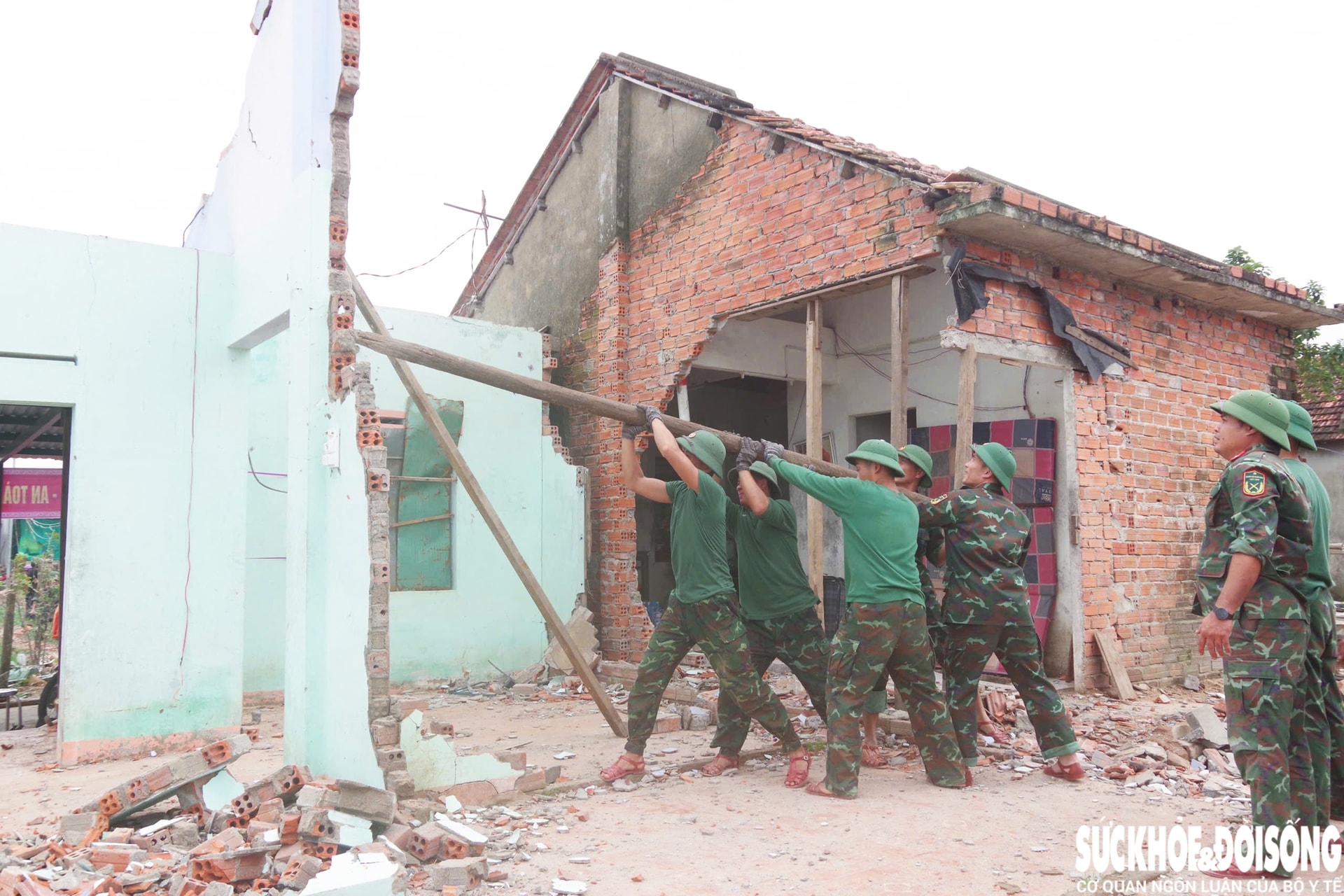 Những người tiếp sức thầm lặng phía sau những mái nhà đang hồi sinh- Ảnh 17. Những người tiếp sức thầm lặng phía sau những mái nhà đang hồi sinh- Ảnh 17.