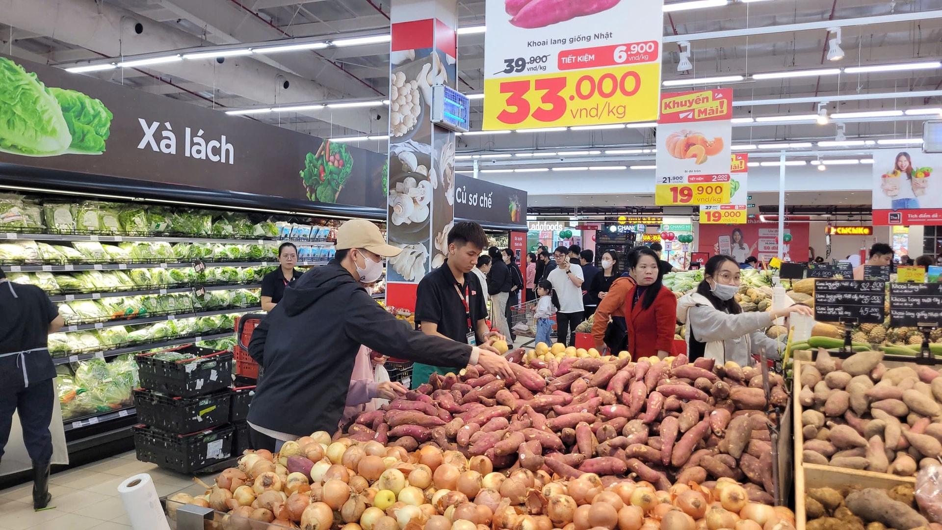 Thị trường bán lẻ Hà Nội sôi động dịp Giáng sinh, siêu thị đồng loạt tung ưu đãi kích cầu- Ảnh 1.