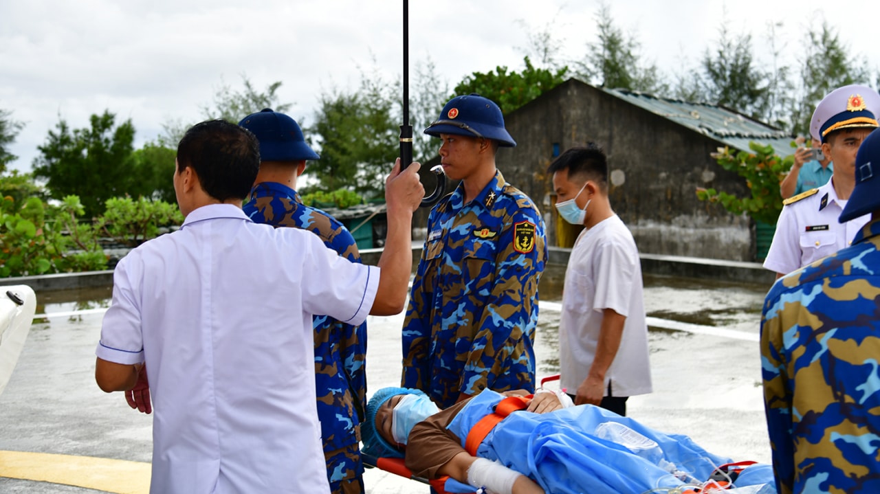 Cấp cứu, đưa sản phụ từ đảo Sinh Tồn về đất liền bằng máy bay- Ảnh 1.