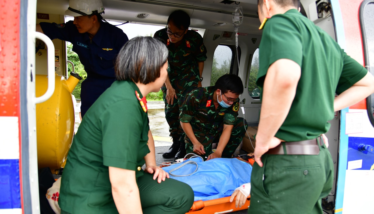 Cấp cứu, đưa sản phụ từ đảo Sinh Tồn về đất liền bằng máy bay- Ảnh 2.