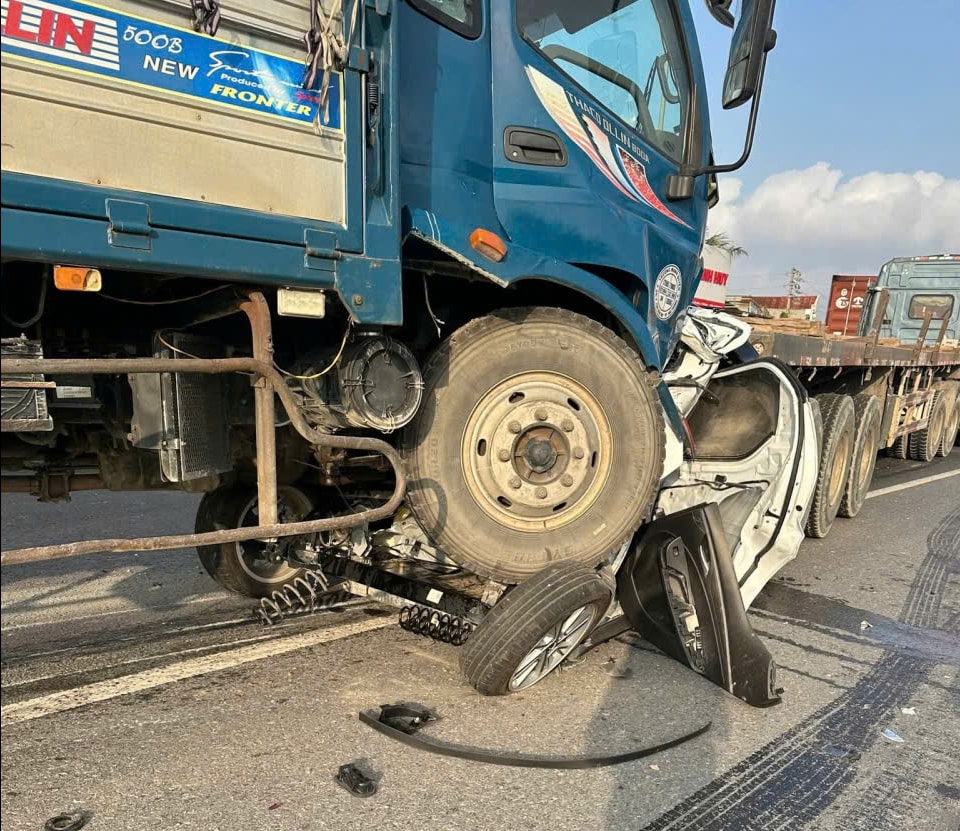 Tai nạn liên hoàn trên QL5, 2 người tử vong, nhiều phương tiện hư hỏng- Ảnh 2. Tai nạn liên hoàn trên QL5, 2 người tử vong, nhiều phương tiện hư hỏng- Ảnh 2.