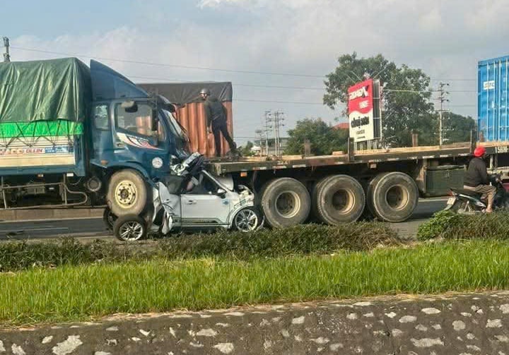 Tai nạn liên hoàn trên QL5, 2 người tử vong, nhiều phương tiện hư hỏng- Ảnh 1. Tai nạn liên hoàn trên QL5, 2 người tử vong, nhiều phương tiện hư hỏng- Ảnh 1.