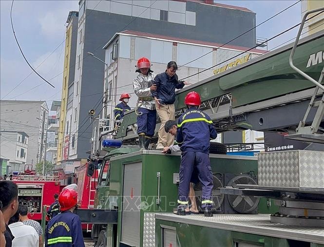 Kịp thời giải cứu 8 người mắc kẹt trong vụ cháy nhà trọ ở Bắc Ninh- Ảnh 1.