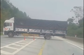 Xe tải quay đầu trên cao tốc Nội Bài – Lào Cai, tài xế bị phạt 35 triệu đồng- Ảnh 1. Xe tải quay đầu trên cao tốc Nội Bài – Lào Cai, tài xế bị phạt 35 triệu đồng- Ảnh 1.