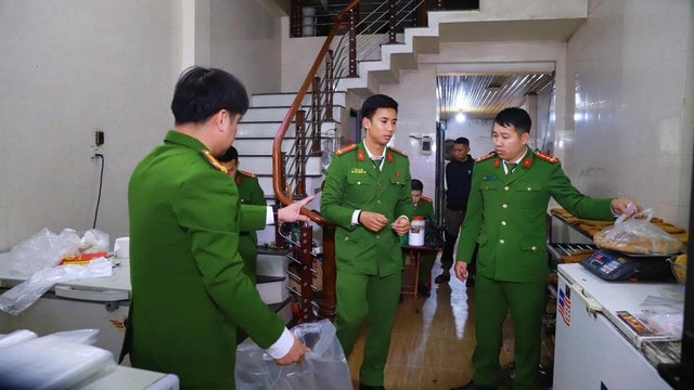 Phát hiện gần 170kg giò, chả chứa hàn the tại chợ Tam Cờ, Tuyên Quang - Ảnh 1.