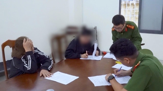 Vận chuyển trái phép 24 thỏi vàng, 2 đối tượng bị khởi tố- Ảnh 1. Vận chuyển trái phép 24 thỏi vàng, 2 đối tượng bị khởi tố- Ảnh 1.