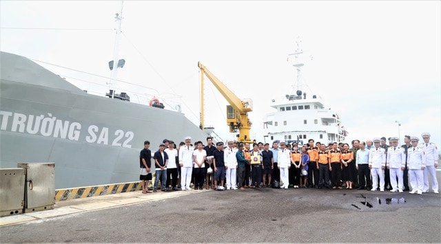 52 ngư dân gặp nạn trên biển đã được bàn giao cho gia đình- Ảnh 1.