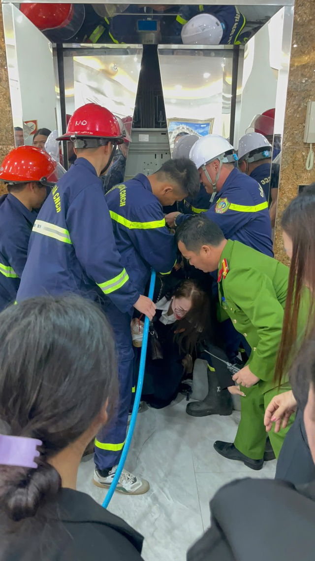 21 người mắc kẹt trong thang máy do sự cố kỹ thuật- Ảnh 1. 21 người mắc kẹt trong thang máy do sự cố kỹ thuật- Ảnh 1.