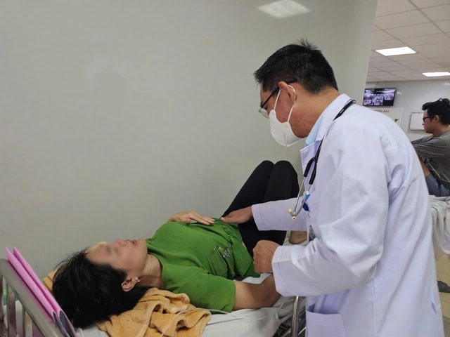 Gần 100 người nghi ngộ độc sau ăn bánh mì tại TPHCM- Ảnh 1. Gần 100 người nghi ngộ độc sau ăn bánh mì tại TPHCM- Ảnh 1.