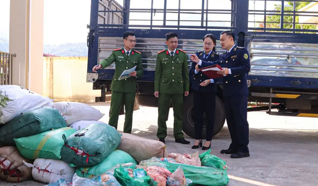 Bắt giữ hơn 2 tấn nội tạng động vật không rõ nguồn gốc đang trên đường đi tiêu thụ- Ảnh 1. Bắt giữ hơn 2 tấn nội tạng động vật không rõ nguồn gốc đang trên đường đi tiêu thụ- Ảnh 1.