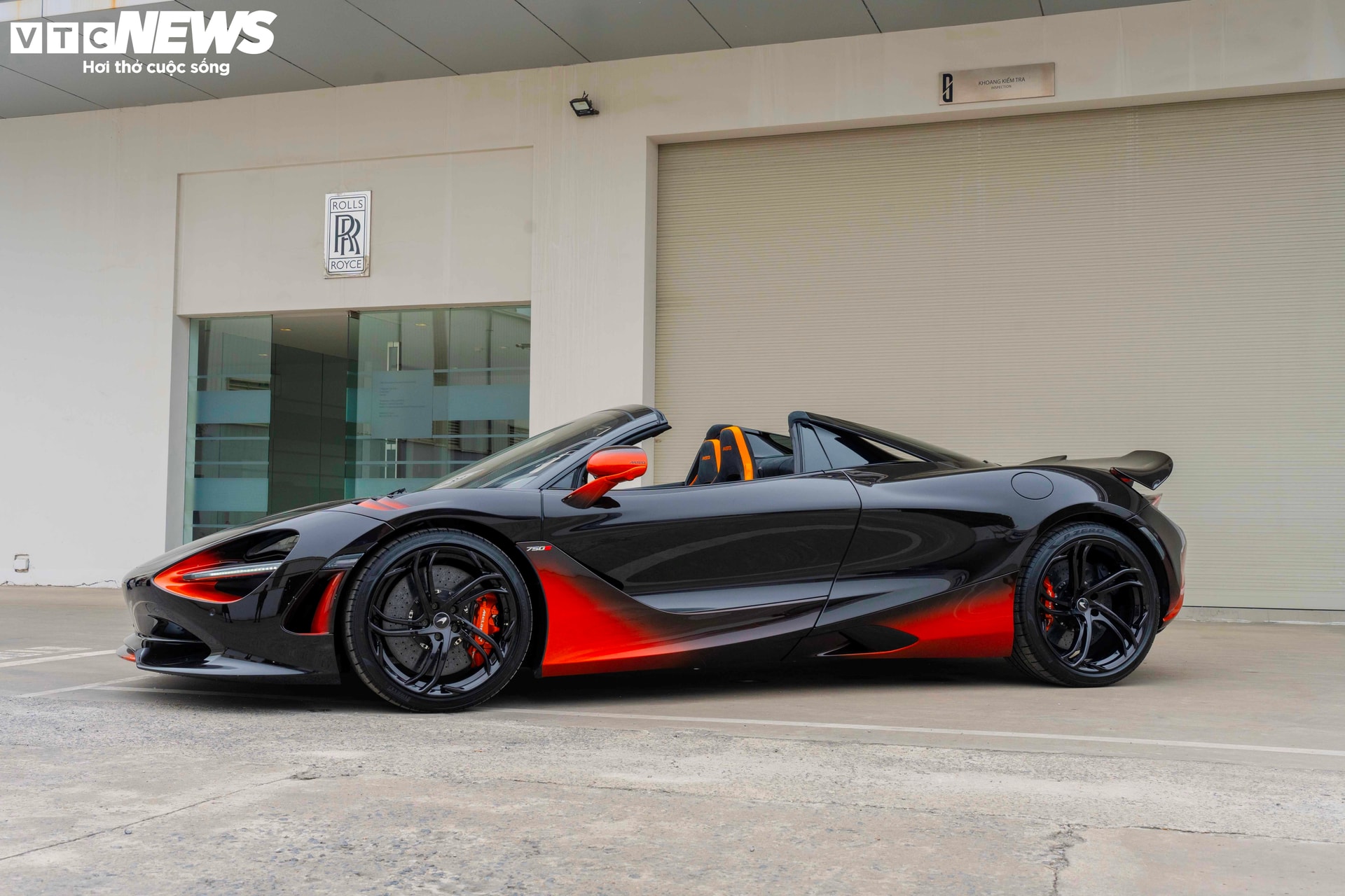 Phối màu Orange Coriolis mô phỏng chuyển động xoáy của luồng khí khi xe di chuyển. Sự chuyển sắc được xử lý mượt mà giữa các tông màu, tạo chiều sâu thị giác và làm nổi bật hình khối thân xe dưới các góc sáng khác nhau. (Ảnh: Hùng Cường)