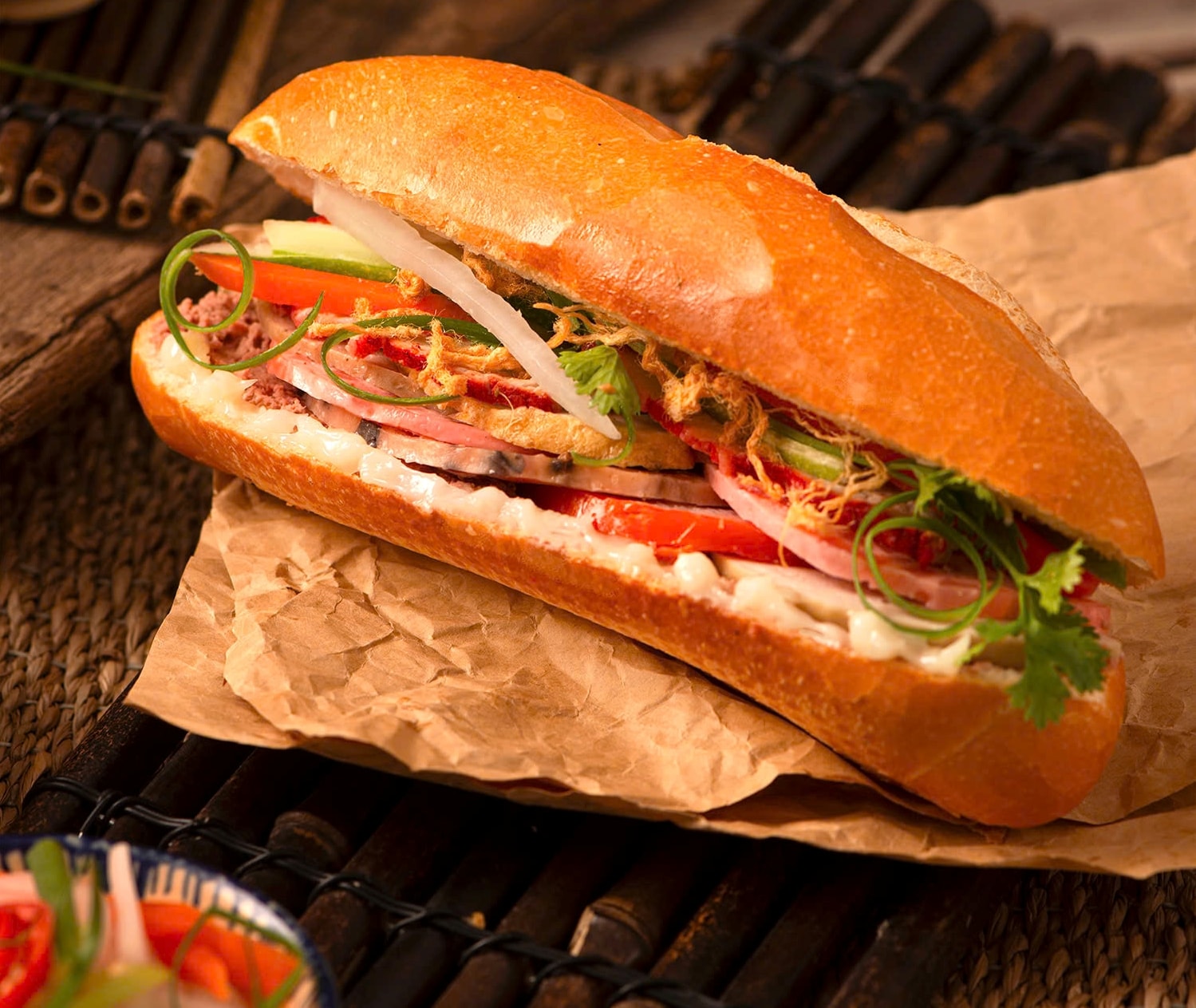 Bộ Y tế yêu cầu điều tra vụ gần 100 người nghi ngộ độc sau ăn bánh mì ở TP Hồ Chí Minh- Ảnh 1.