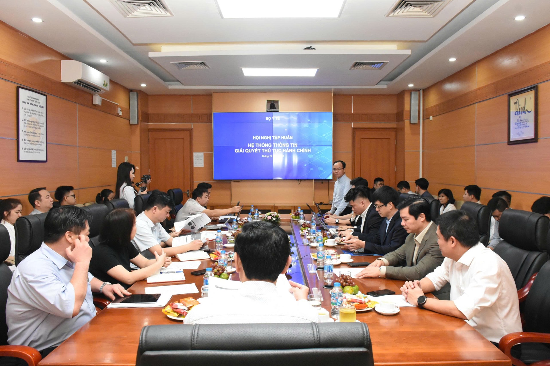 Đẩy mạnh chuẩn hoá, thống nhất giải quyết thủ tục hành chính lĩnh vực y tế theo mô hình tập trung- Ảnh 2. Đẩy mạnh chuẩn hoá, thống nhất giải quyết thủ tục hành chính lĩnh vực y tế theo mô hình tập trung- Ảnh 2.