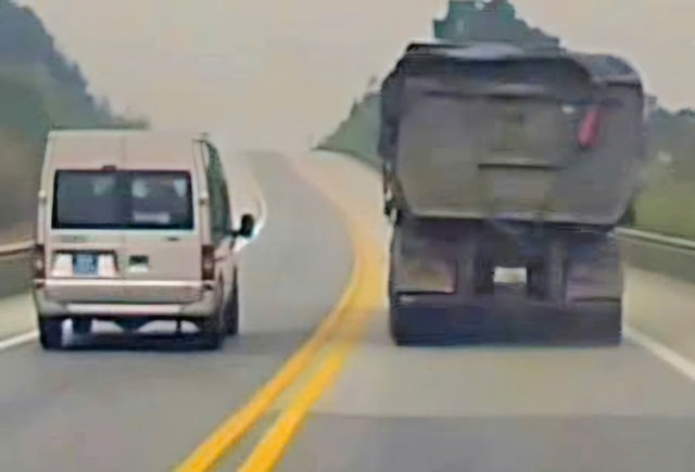 Xử phạt xe biển xanh 80A đi ngược chiều trên cao tốc Nội Bài - Lào Cai- Ảnh 1. Xử phạt xe biển xanh 80A đi ngược chiều trên cao tốc Nội Bài - Lào Cai- Ảnh 1.