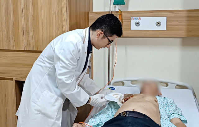 Khối u nhỏ ở vú người đàn ông hóa 'khổng lồ' sau khi đắp thuốc lá- Ảnh 2.