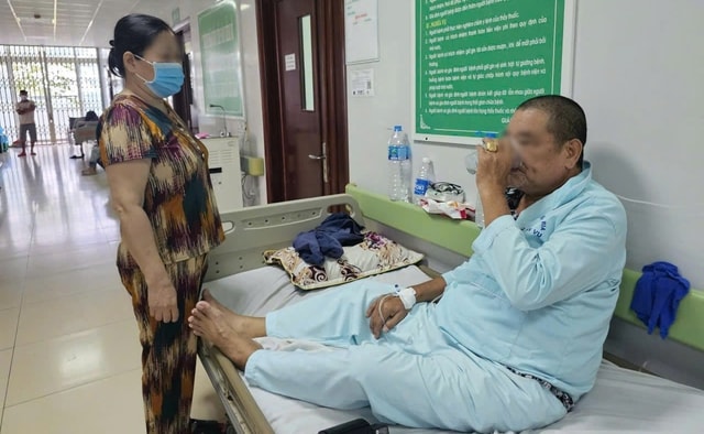 Thông tin mới vụ cả 100 người nghi bị ngộ độc sau khi ăn bánh mì ở TPHCM- Ảnh 1. Thông tin mới vụ cả 100 người nghi bị ngộ độc sau khi ăn bánh mì ở TPHCM- Ảnh 1.