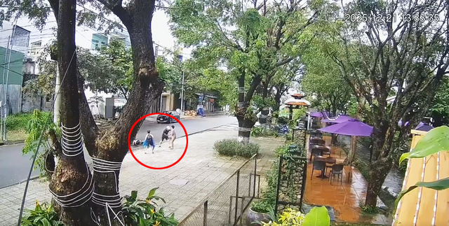 Xác minh clip người đàn ông hành hung 3 bé trai giữa đường- Ảnh 1.