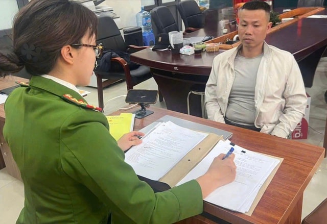 Tạm giữ hình sự tài xế vụ lật ô tô ở Ngã Tư Sở, Hà Nội- Ảnh 1. Tạm giữ hình sự tài xế vụ lật ô tô ở Ngã Tư Sở, Hà Nội- Ảnh 1.