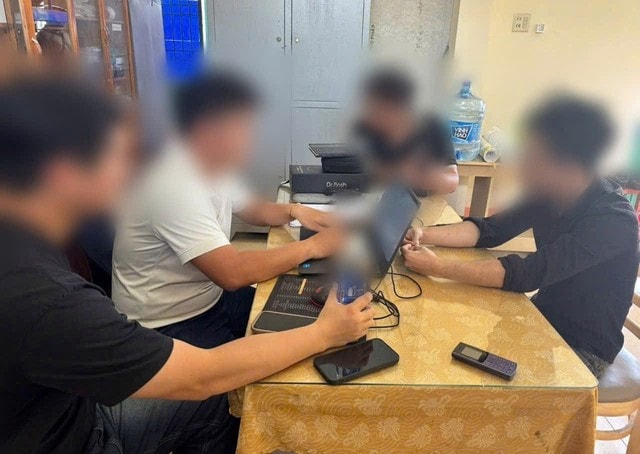 Công an làm việc với đối tượng bình luận ẩn danh đe doạ đánh bom sân bay- Ảnh 1.