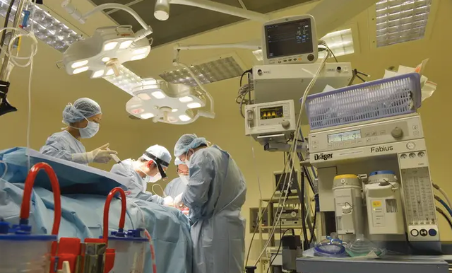 Ba cuộc phẫu thuật giành lại sự sống cho cụ bà 88 tuổi mắc căn bệnh hiếm gặp- Ảnh 3.