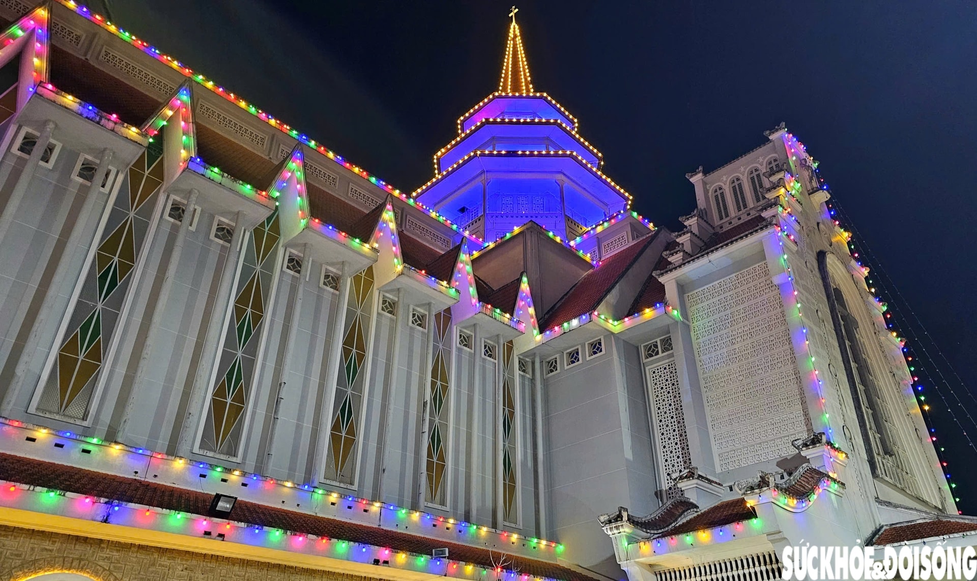 Ngắm nhà thờ lớn ở Huế rực sáng trong ánh đèn dịp Giáng sinh- Ảnh 1.