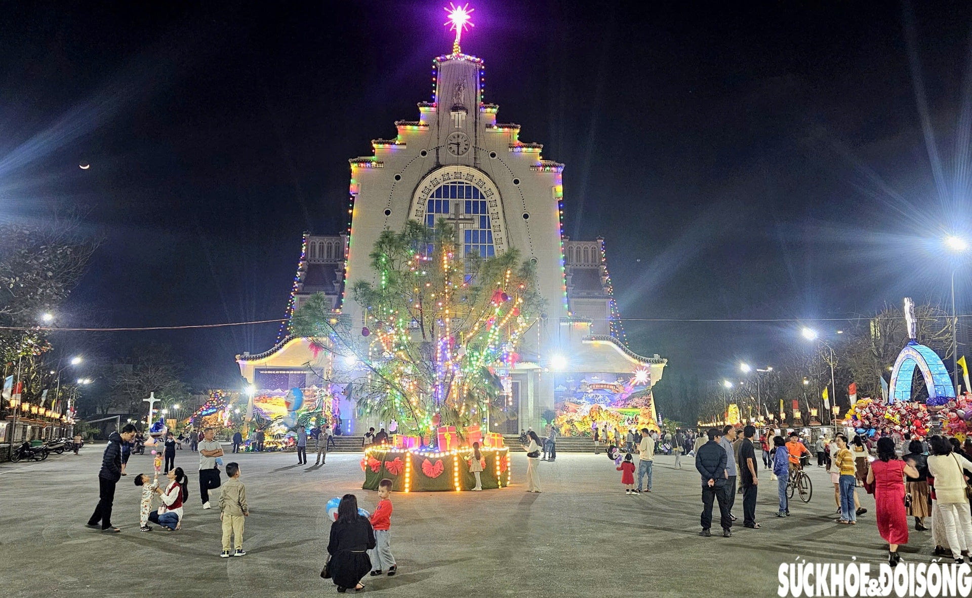 Ngắm nhà thờ lớn ở Huế rực sáng trong ánh đèn dịp Giáng sinh- Ảnh 2.