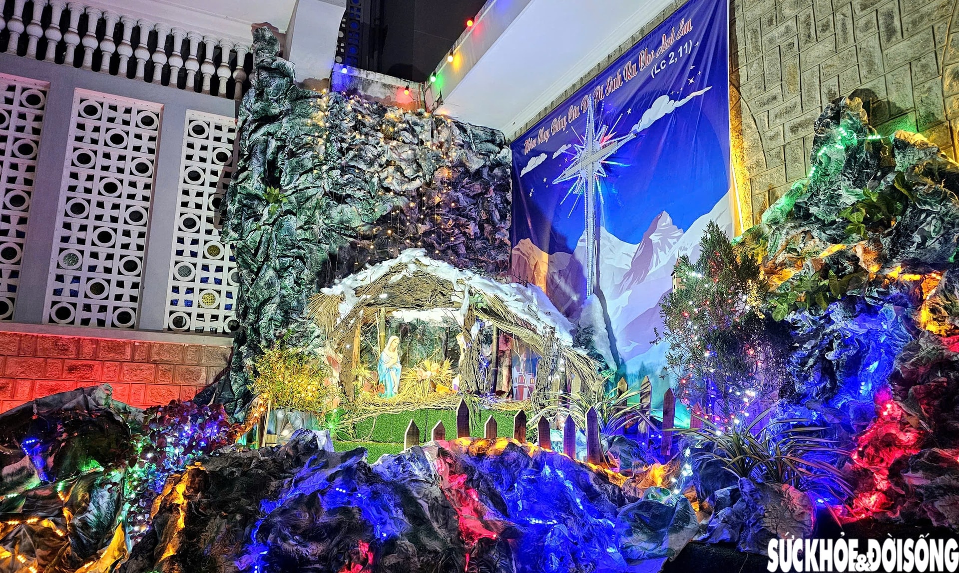 Ngắm nhà thờ lớn ở Huế rực sáng trong ánh đèn dịp Giáng sinh- Ảnh 3.