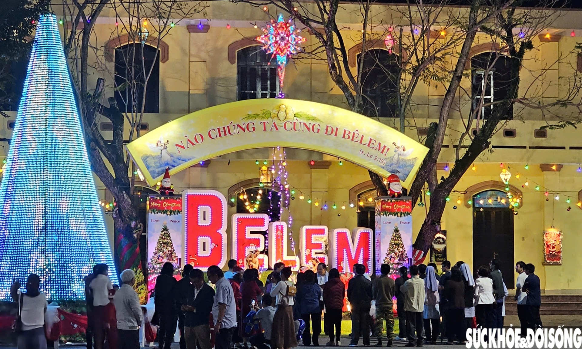 Ngắm nhà thờ lớn ở Huế rực sáng trong ánh đèn dịp Giáng sinh- Ảnh 4.