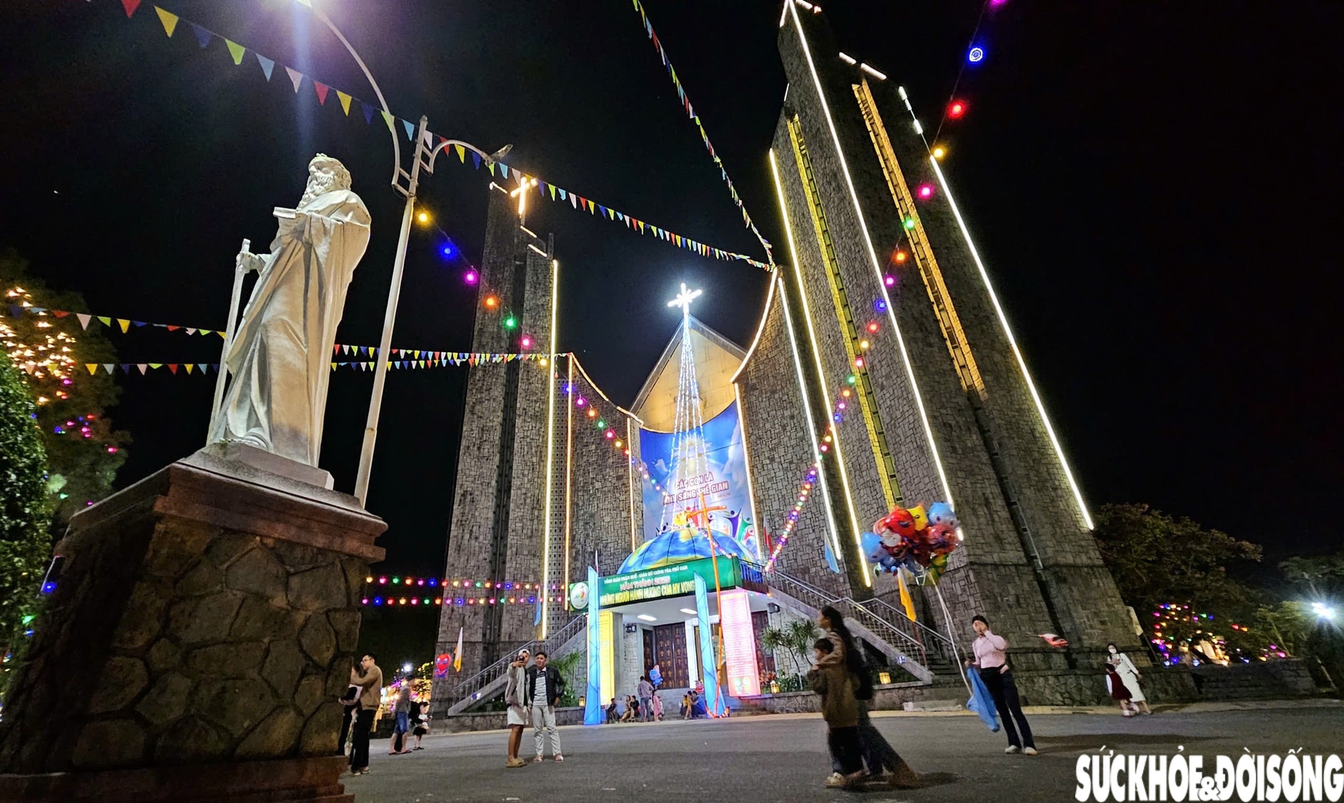 Ngắm nhà thờ lớn ở Huế rực sáng trong ánh đèn dịp Giáng sinh- Ảnh 13.