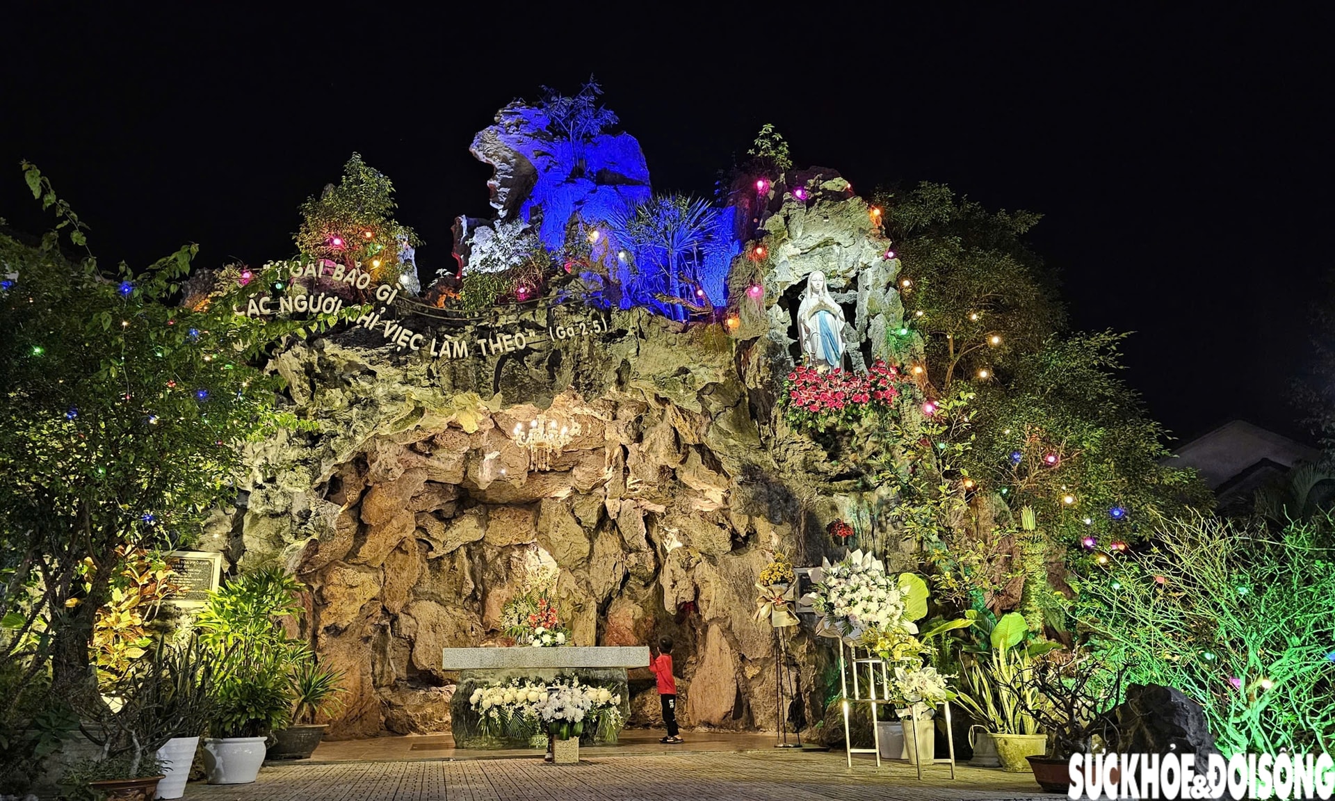 Ngắm nhà thờ lớn ở Huế rực sáng trong ánh đèn dịp Giáng sinh- Ảnh 10.